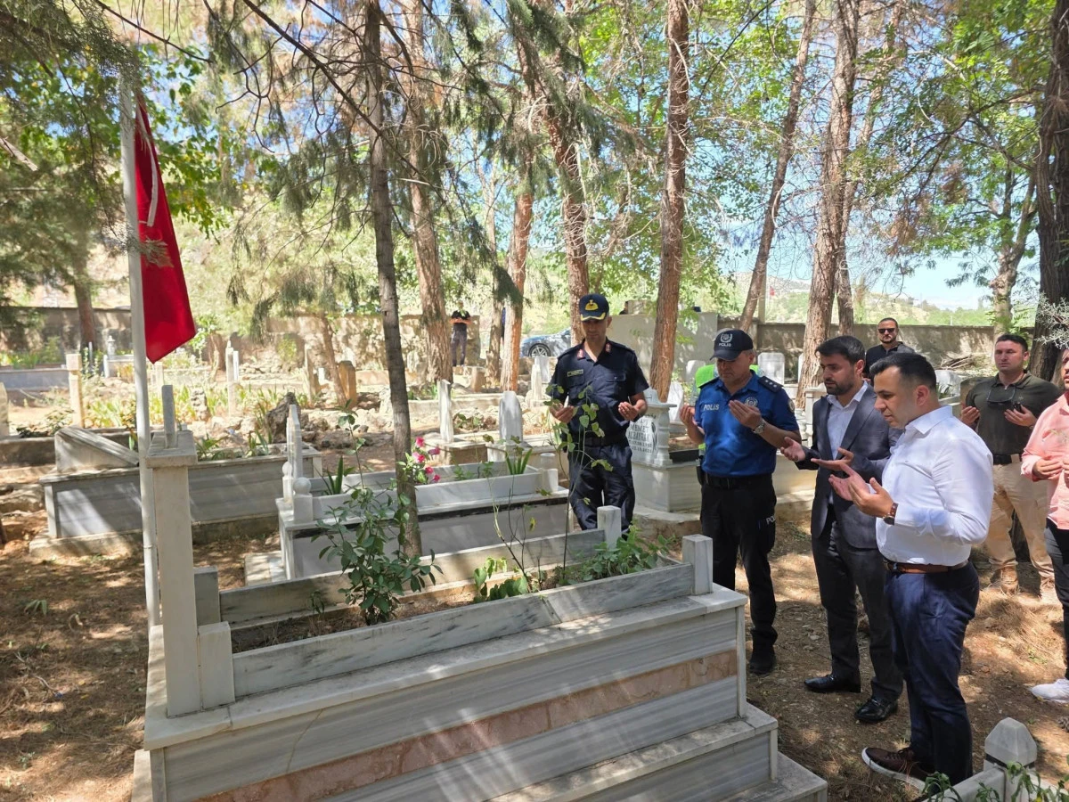 Kaymakam Kadir Algın, Deprem Şehitliğini Ziyaret Etti   