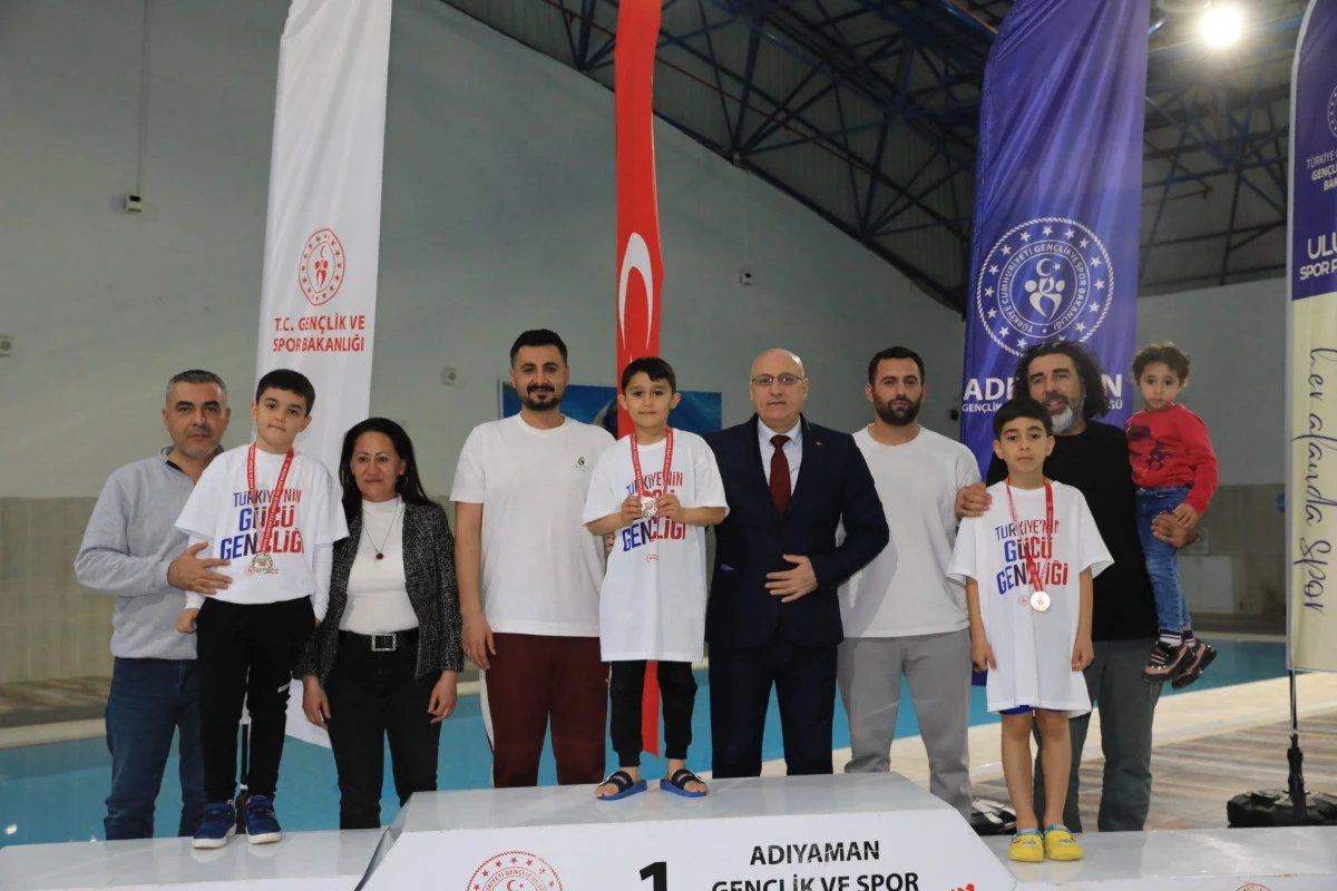 23 Nisan Coşkusu Havuza Taşındı: 120 Sporcu Kula&ccedil; Attı