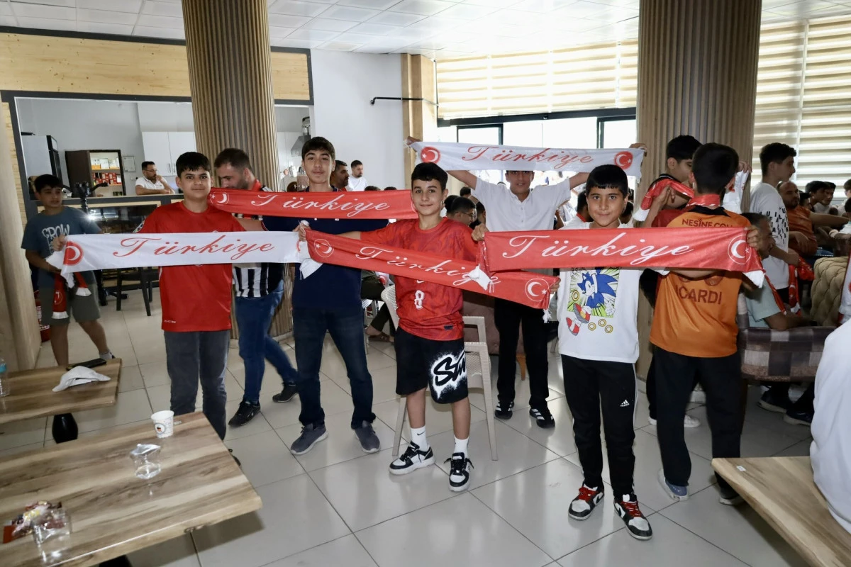 A Mill&icirc; Takımımıza Destek İ&ccedil;in Kahta&rsquo;da Bir Araya Gelindi 
