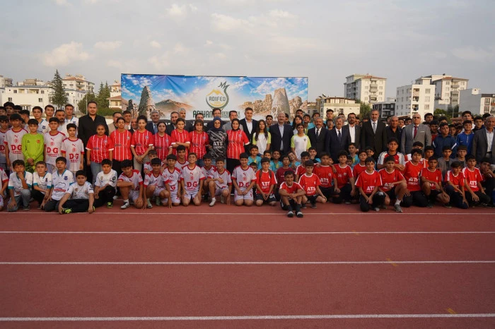 ADİFED&rsquo;den Adıyaman&rsquo;daki 46 Amat&ouml;r Spor Kul&uuml;b&uuml;ne Bin 300 Adet Eşofman Desteği