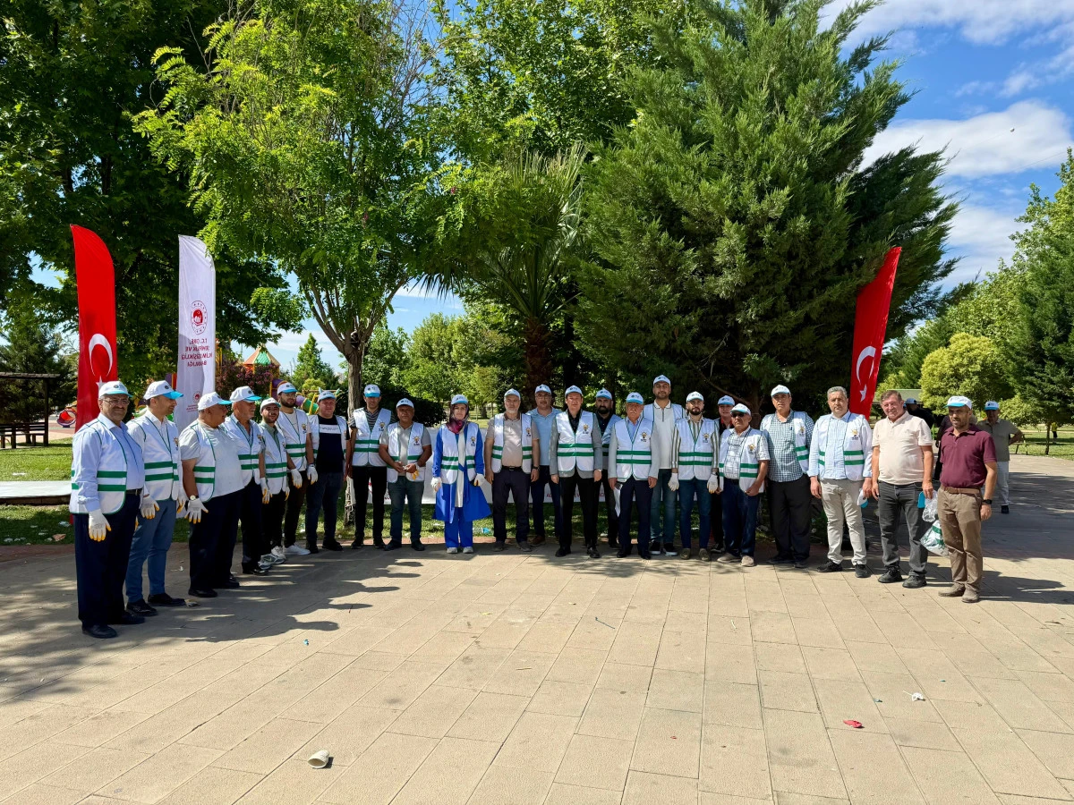 Adıyaman AK Parti İl Başkanlığımız öncülüğünde Dünya Çevre Haftası kapsamında anlamlı bir çevre temizliği etkinliği gerçekleştirilmiştir.