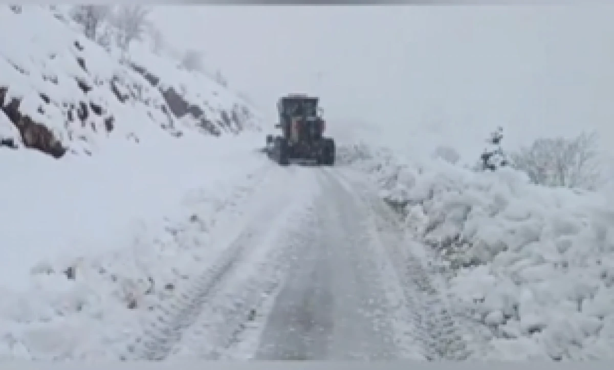 Adıyaman G&ouml;lbaşı&rsquo;nda Karla M&uuml;cadele S&uuml;r&uuml;yor