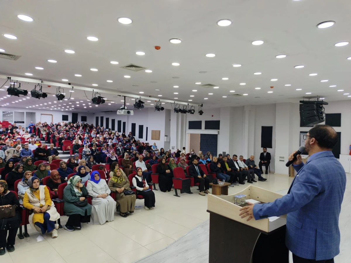 Adıyaman İl M&uuml;ft&uuml;l&uuml;ğ&uuml; Aile ve Dini Rehberlik Merkezi tarafından "15-21 Mayıs Aile Haftası" etkinlikleri kapsamında, "Dijital D&uuml;nyada &Ccedil;ocuk ve Ebeveyn Olmak" konulu bir konferans d&uuml;zenlendi.