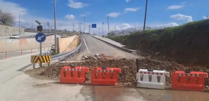 Adıyaman Merkez&rsquo;de Atat&uuml;rk Bulvarı&rsquo;na bağlanan yol haftalardır kapalı. 