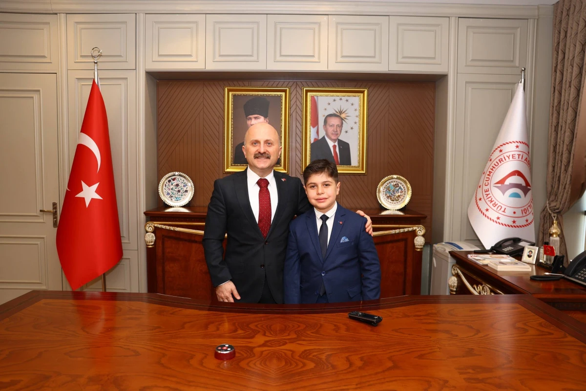 Adıyaman&rsquo;da 23 Nisan Coşkusu: Valilik Makamı Minik Ellerde, Bayram Şenliğe D&ouml;n&uuml;şt&uuml;