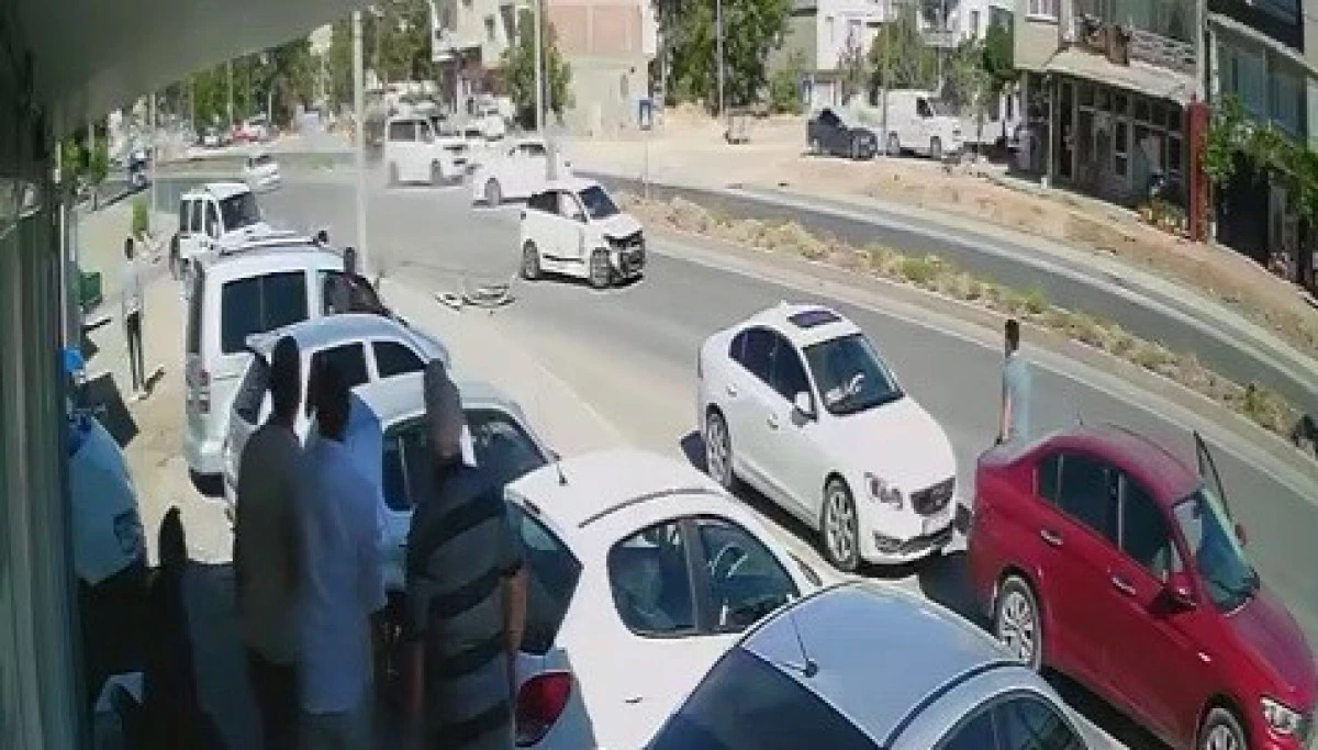 Adıyaman'da 4 Kişinin Yaralandığı Kaza Kameralara Yansıdı 