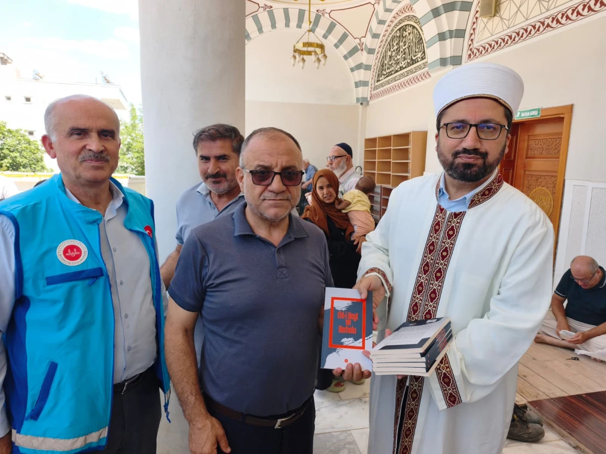 Adıyaman'da Aşure G&uuml;n&uuml;nde Cemaate Aşure Ve Kitap İkramı