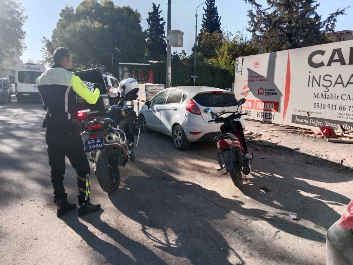 Adıyaman'da Ehliyetsiz ve Kasksız Sürücüye Polis Takibi: 19.200 TL Ceza!