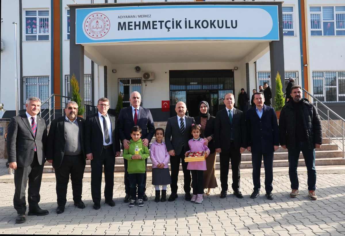 Adıyaman&rsquo;da &Ouml;ğrenciler Karne Sevinci Yaşadı