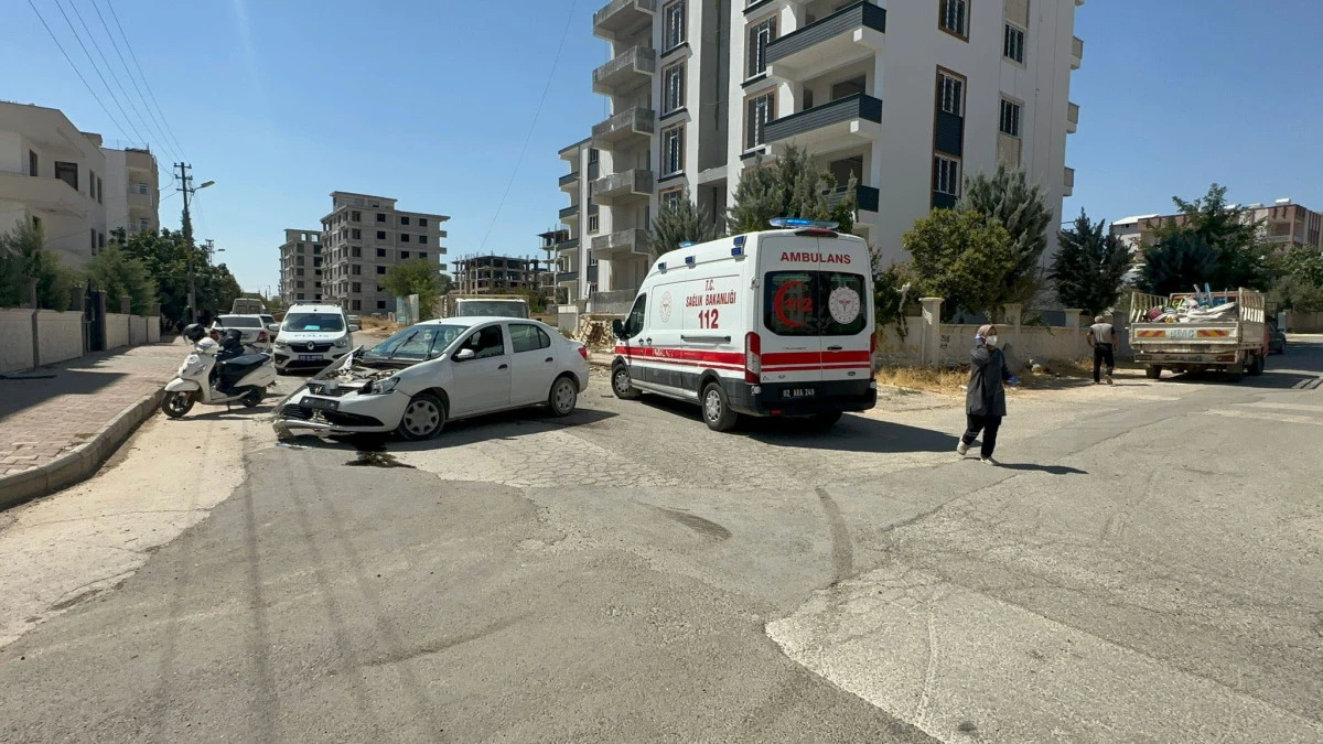Adıyaman'da Otomobil İle Kamyonet Çarpıştı: 2 Yaralı   