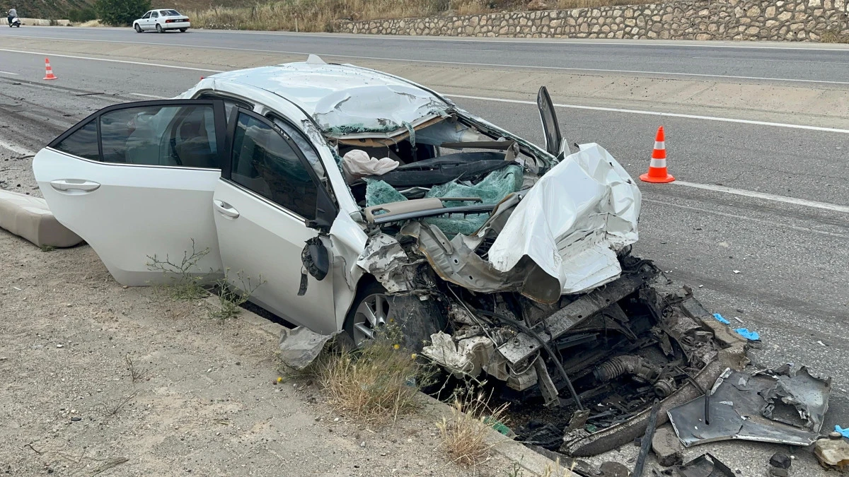 Adıyaman'da Otomobil Kamyona Arkadan Çarptı: 1 Ölü   