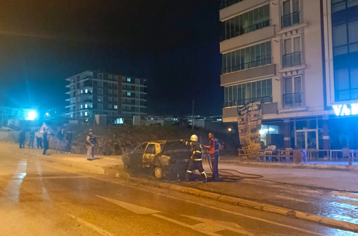 Adıyaman'da park halindeki otomobil yandı   