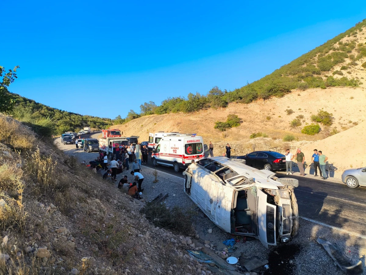 Adıyaman’da Tarım İşçilerini Taşıyan Minibüs Devrildi: 19 Yaralı   