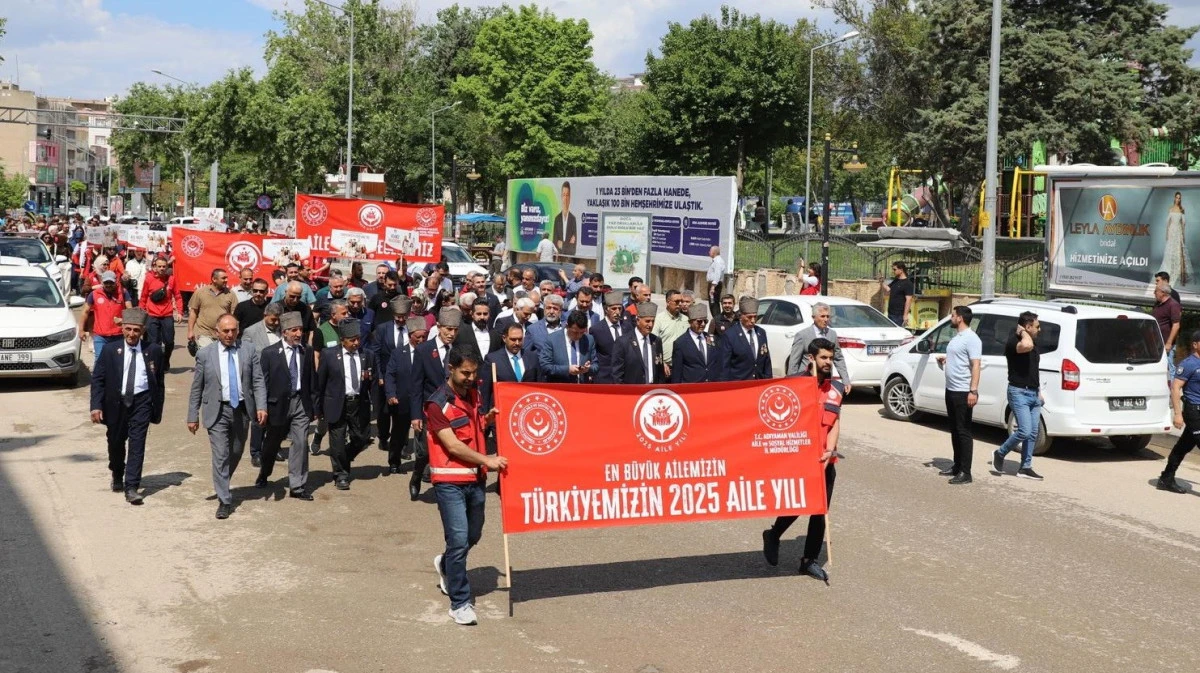 Adıyaman’da Yüzlerce Kişi 'Aile' İçin Yürüdü  