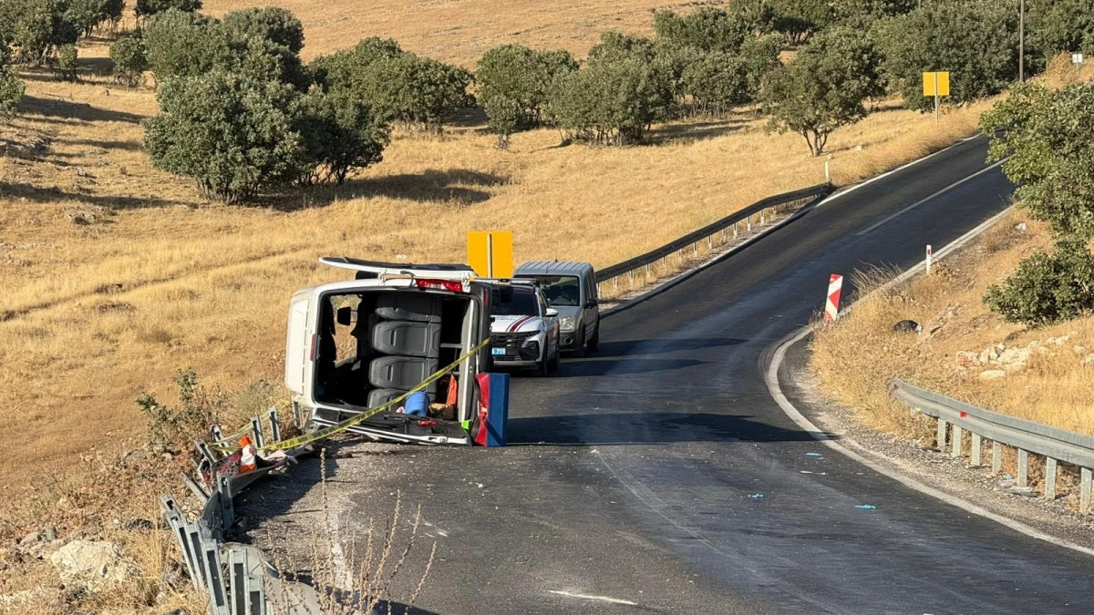 Adıyaman’dan Geziye Gidenleri Taşıyan Minibüs Devrildi: 2 Ölü, 13 Yaralı