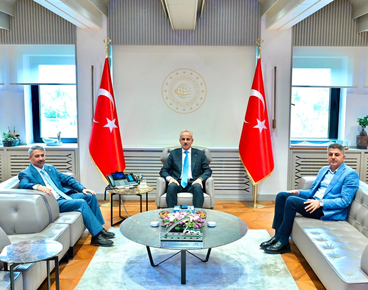 AK Parti Teşkilat Başkan Yardımcısı ve Adıyaman Milletvekili Av. Mustafa ALKAYIŞ: &ldquo;ATAT&Uuml;RK BULVARI&rsquo;NDA 12 KİLOMETRELİK YAN YOLLARIMIZI YENİLİYORUZ&rdquo;