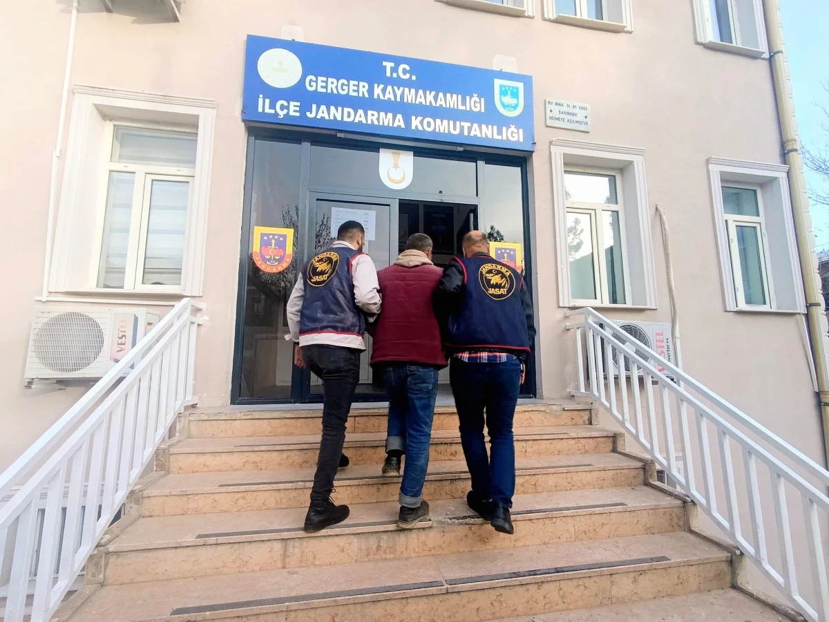 Aranan Şahıs Jandarma Operasyonu ile Yakalandı