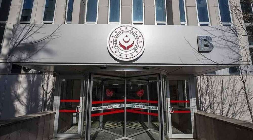 Bakanlıktan, bir kız çocuğunun masada oynatıldığı görüntülere ilişkin açıklama