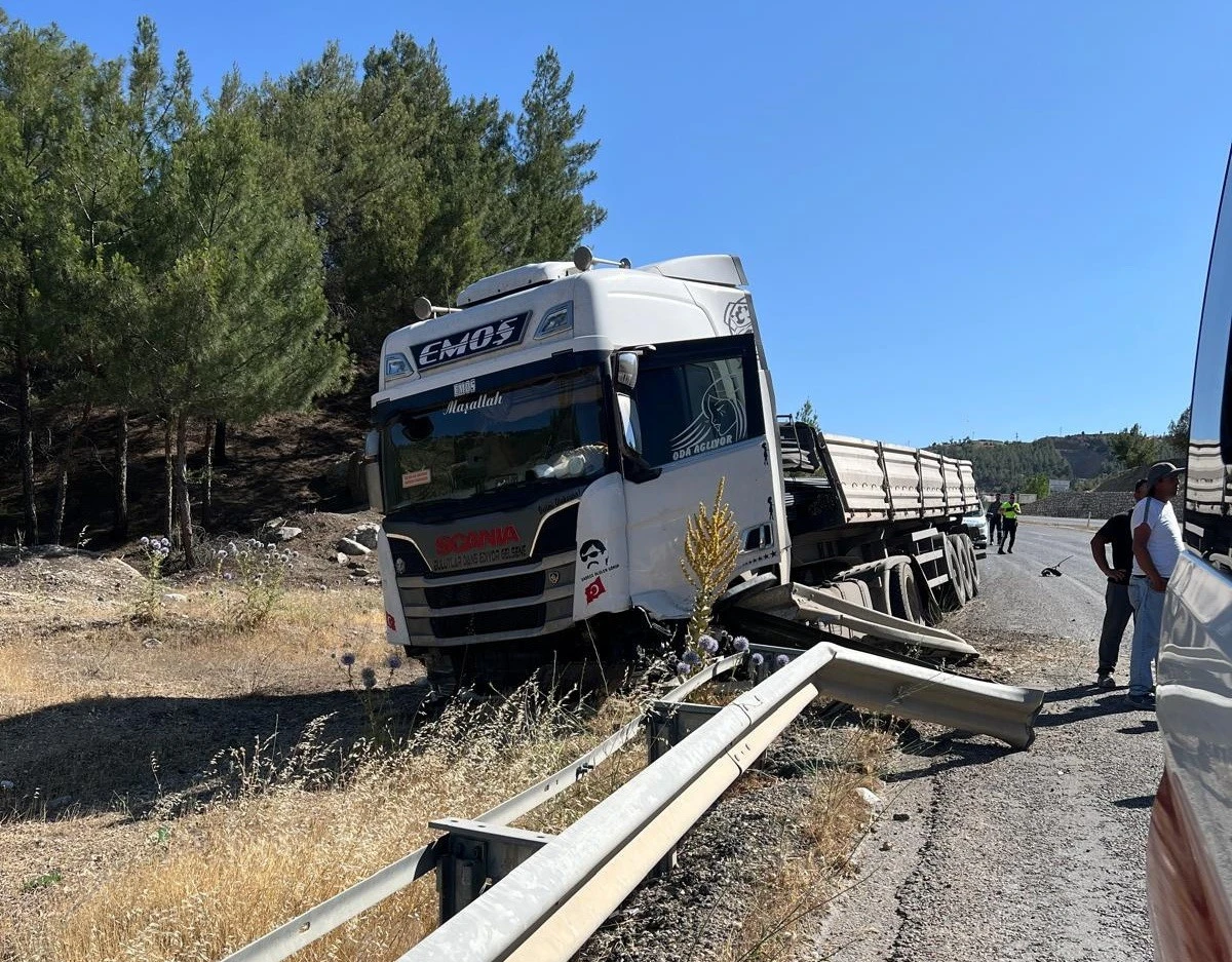 Bariyere Çarpan Tır Sürücüsü Yaralandı   