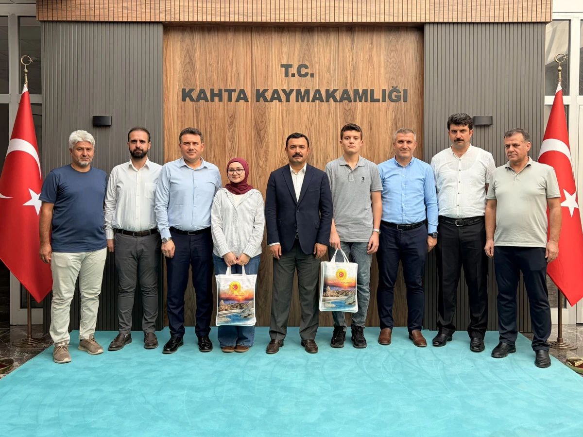 Başarılı &Ouml;ğrencilerden Kahta Kaymakamına Ziyaret