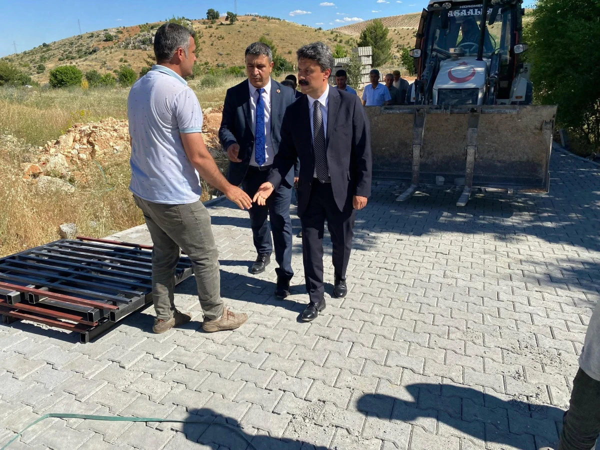 Besni&rsquo;de K&ouml;y Yolları ve Altyapı &Ccedil;alışmaları Yerinde İncelendi