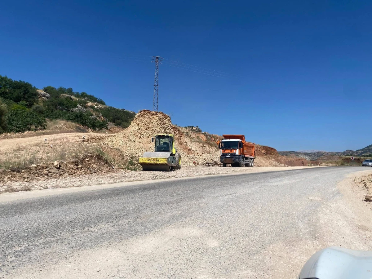 Besni&ndash;G&ouml;lbaşı Yolunda &Ccedil;alışmalar Başladı