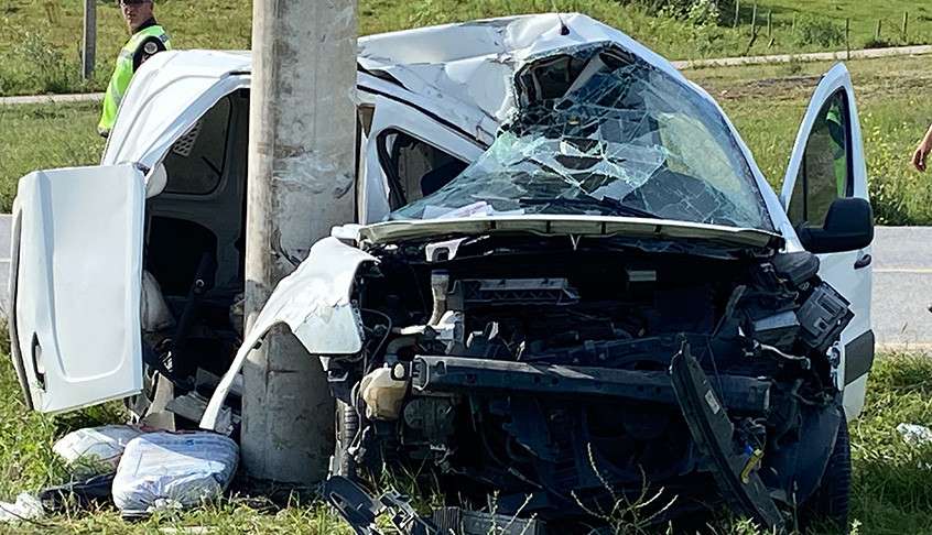 Beton Direğe Çarpan Araç Hurdaya Döndü: 1 Ölü, 1 Yaralı