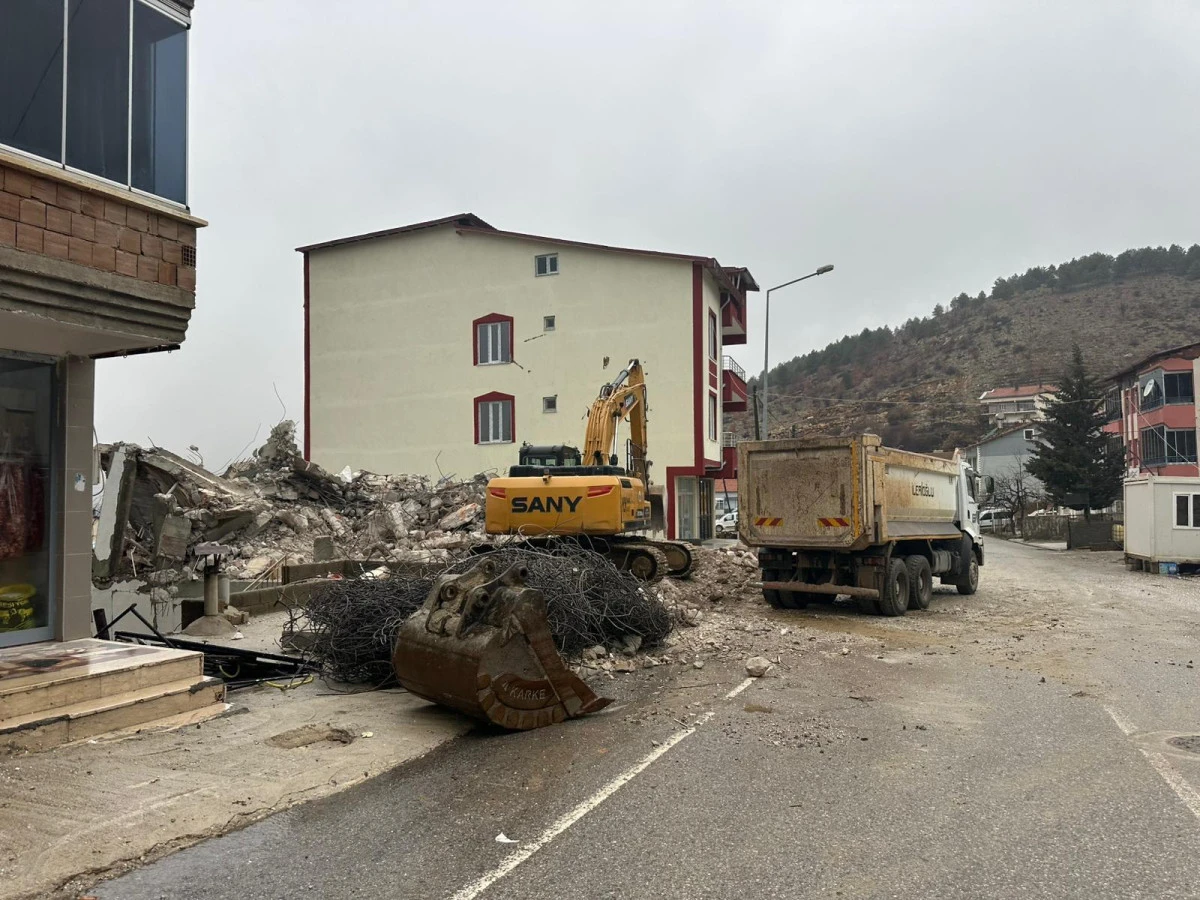 &Ccedil;elikhan&rsquo;da Depremde Hasar G&ouml;ren Binaların Yıkımı S&uuml;r&uuml;yor
