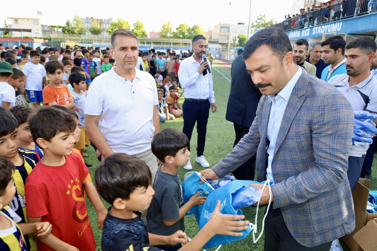 &Ccedil;ocuklara Forma Sevinci: Kaymakam Soysal&rsquo;dan Gen&ccedil;lere Destek