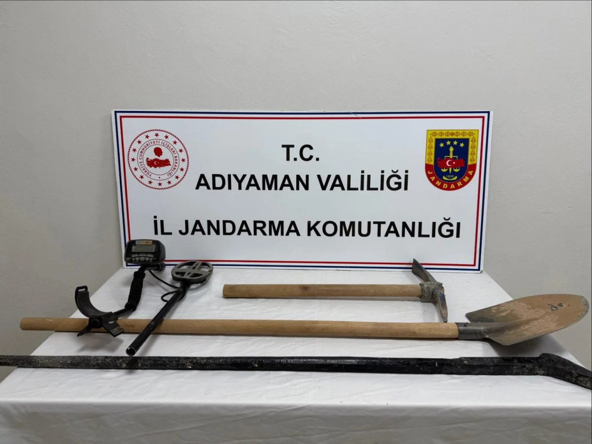 “DEFİNE ARAYAN ŞAHISLAR JANDARMAYA YAKALANDI”
