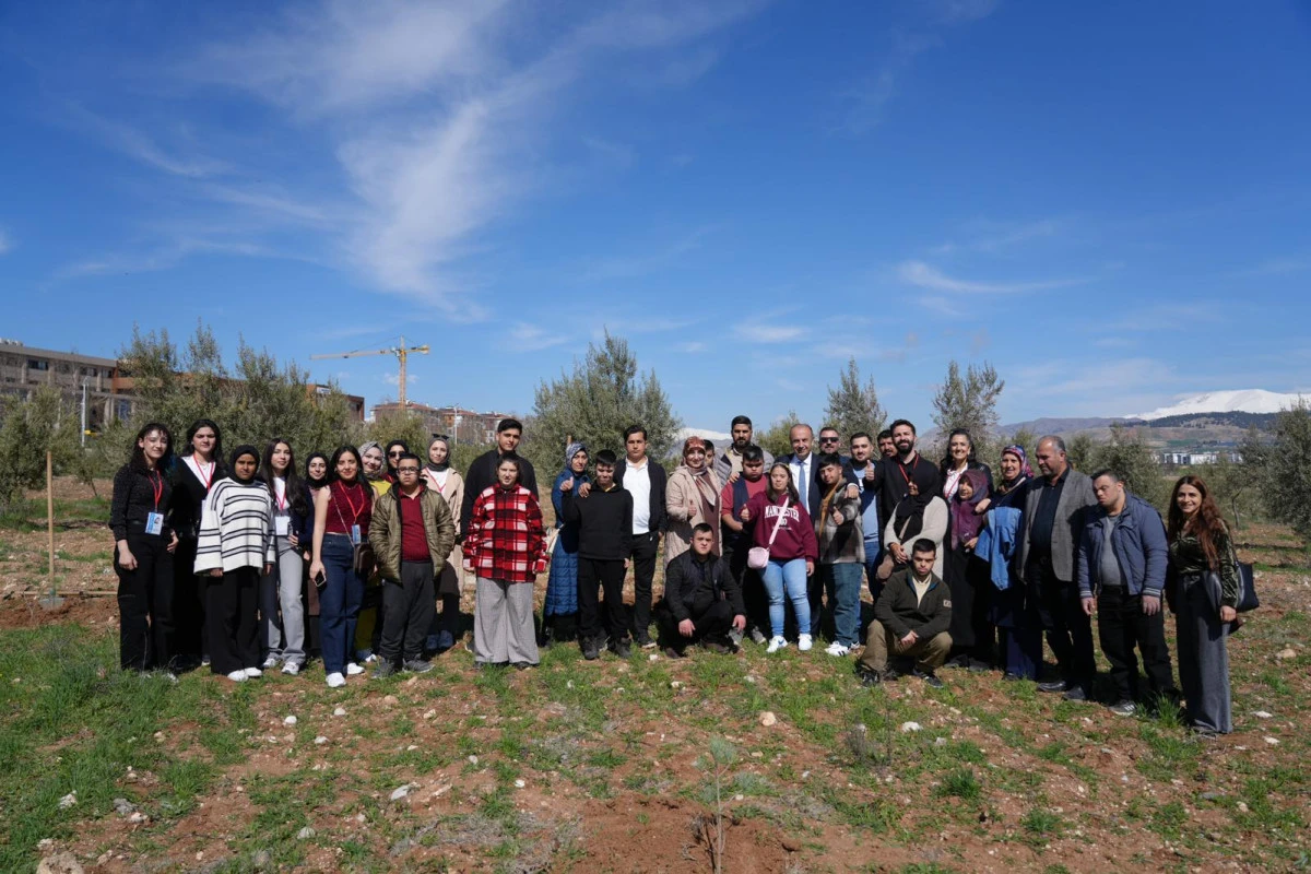 Down Sendromlu &Ouml;ğrenciler ADY&Uuml;'de Fidan Dikti