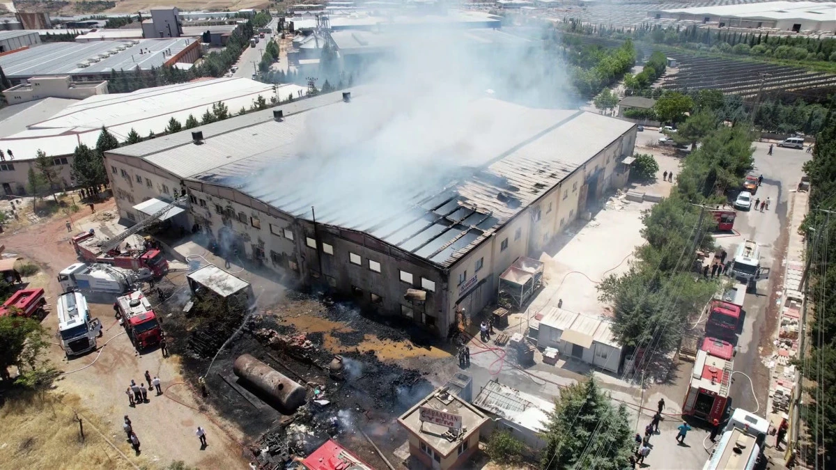Fabrika Yangını Kontrol Altına Alındı   