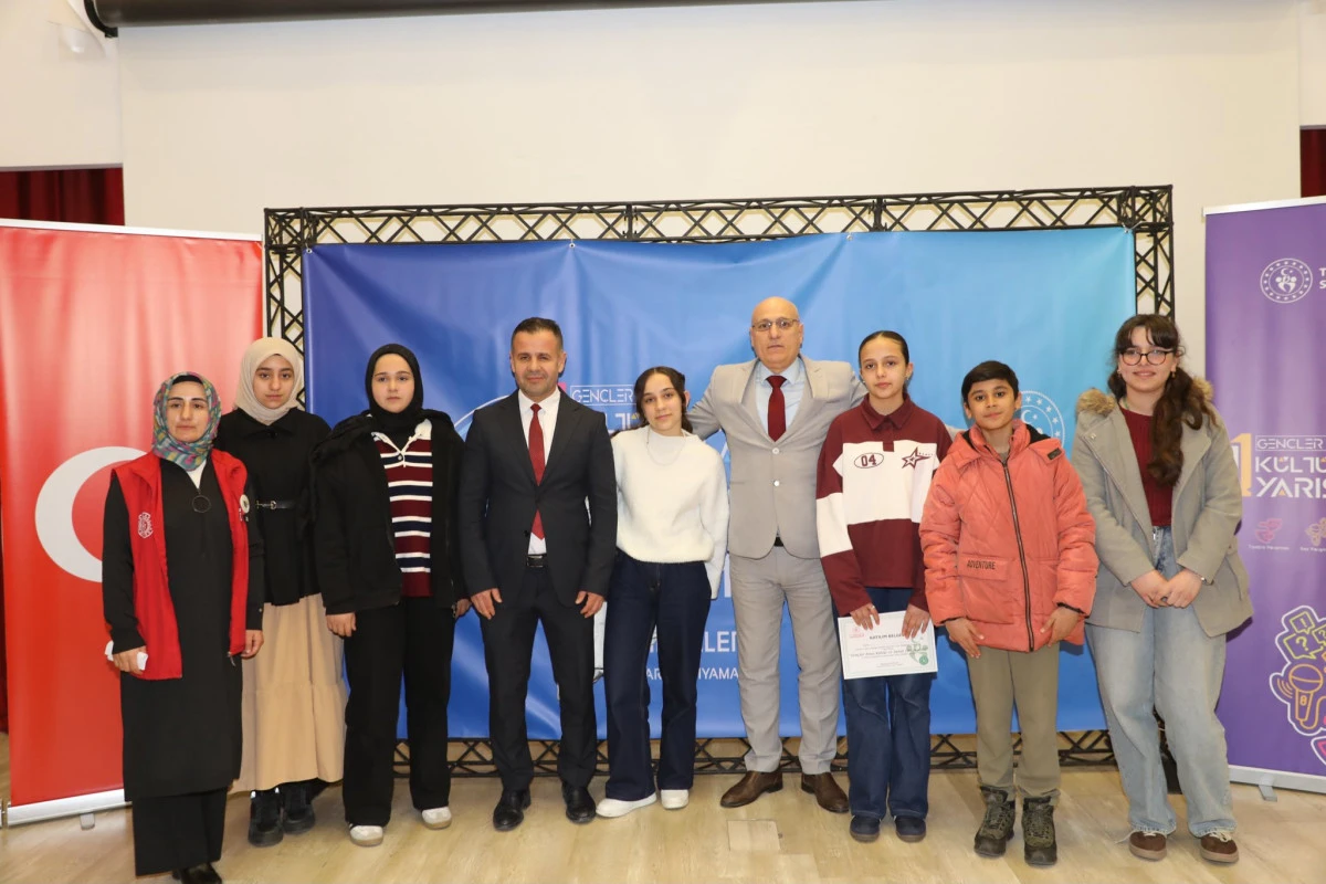 Gen&ccedil;ler Arası K&uuml;lt&uuml;r ve Sanat Yarışmaları Şiirle Devam Etti