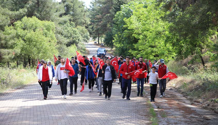 Gençler, Ellerindeki Türk Bayraklarıyla Ali Dağı'na Yürüdü