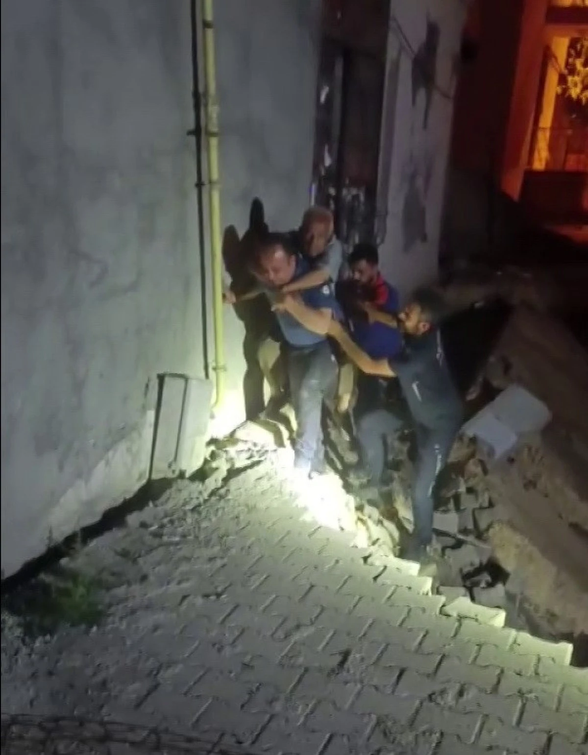 Giriş Kısmı Çöken Binada Çok Sayıda Kişi Mahsur Kaldı 
