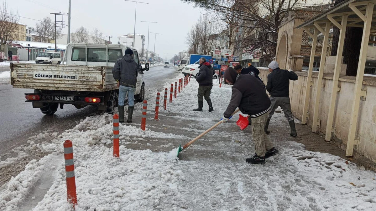 G&ouml;lbaşı Belediyesi Karla M&uuml;cadelede Sahada
