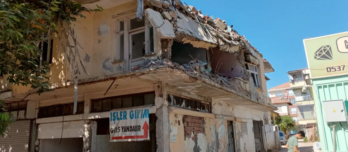 Gölbaşı'nda Yıkılmayan Bina Tehlike Saçıyor   