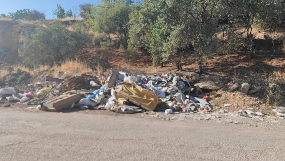 Gölbaşı’nda Yol Kenarına Bırakılan Çöpler Çevre Kirliliğine Yol Açıyor   