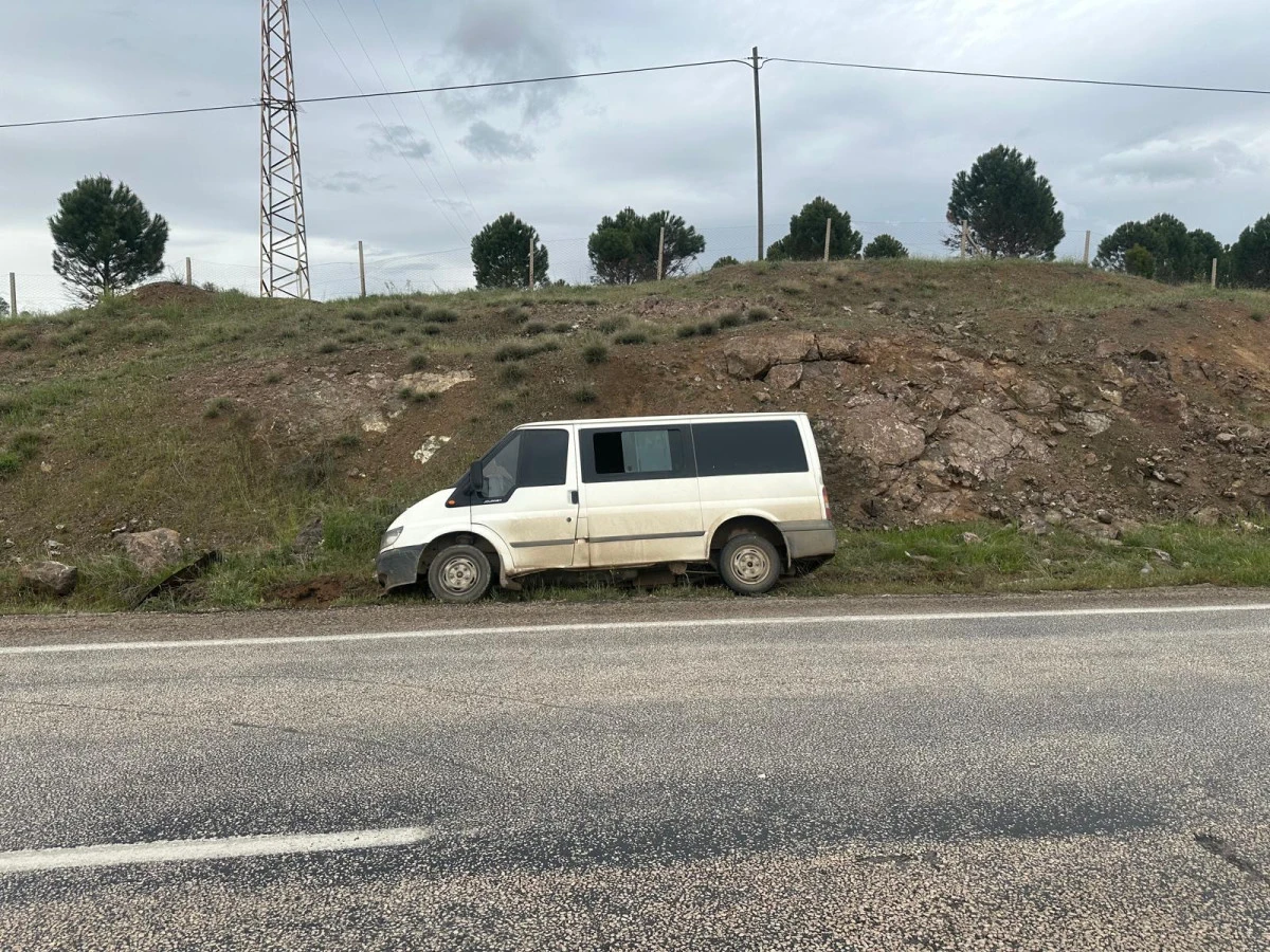 Gölbaşı'ndan Minibüs Şarampole Savruldu: 3 Yaralı   