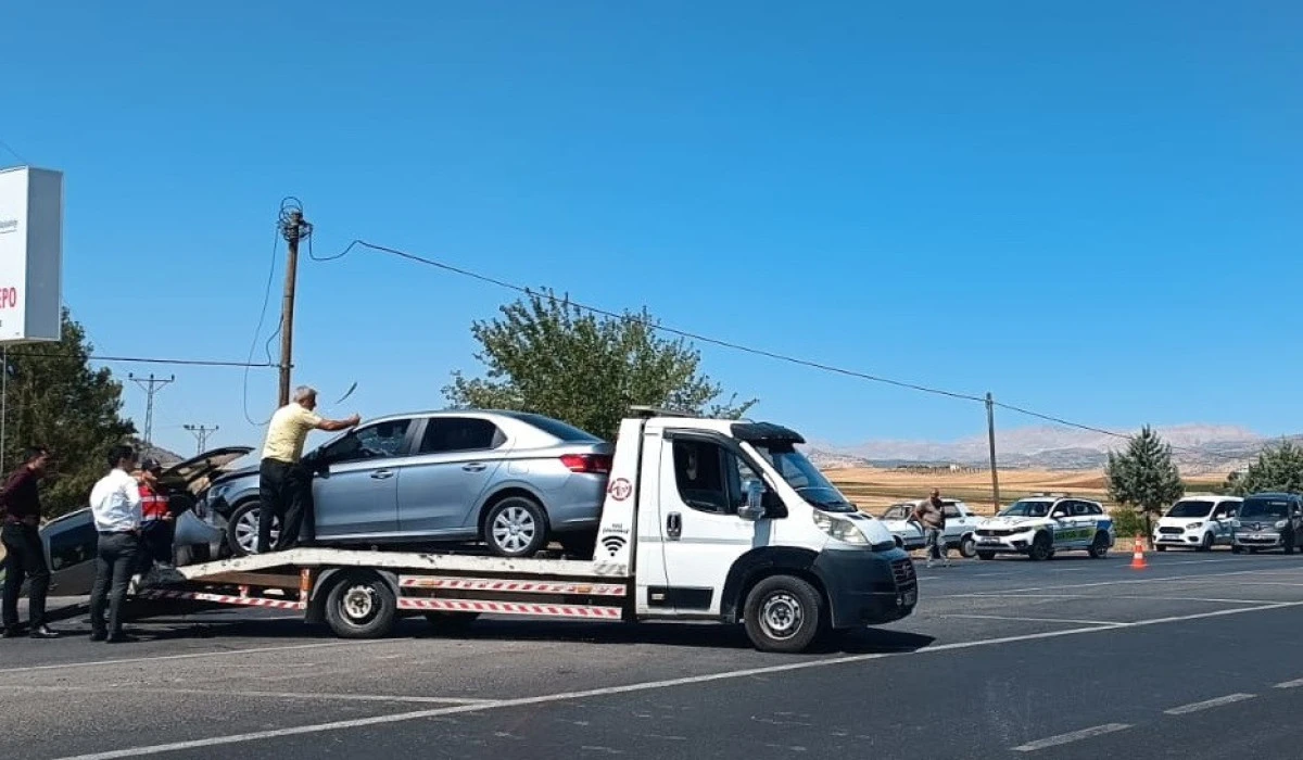 Hafif Ticari Araç İle Otomobil Çarpıştı: 4 Yaralı   