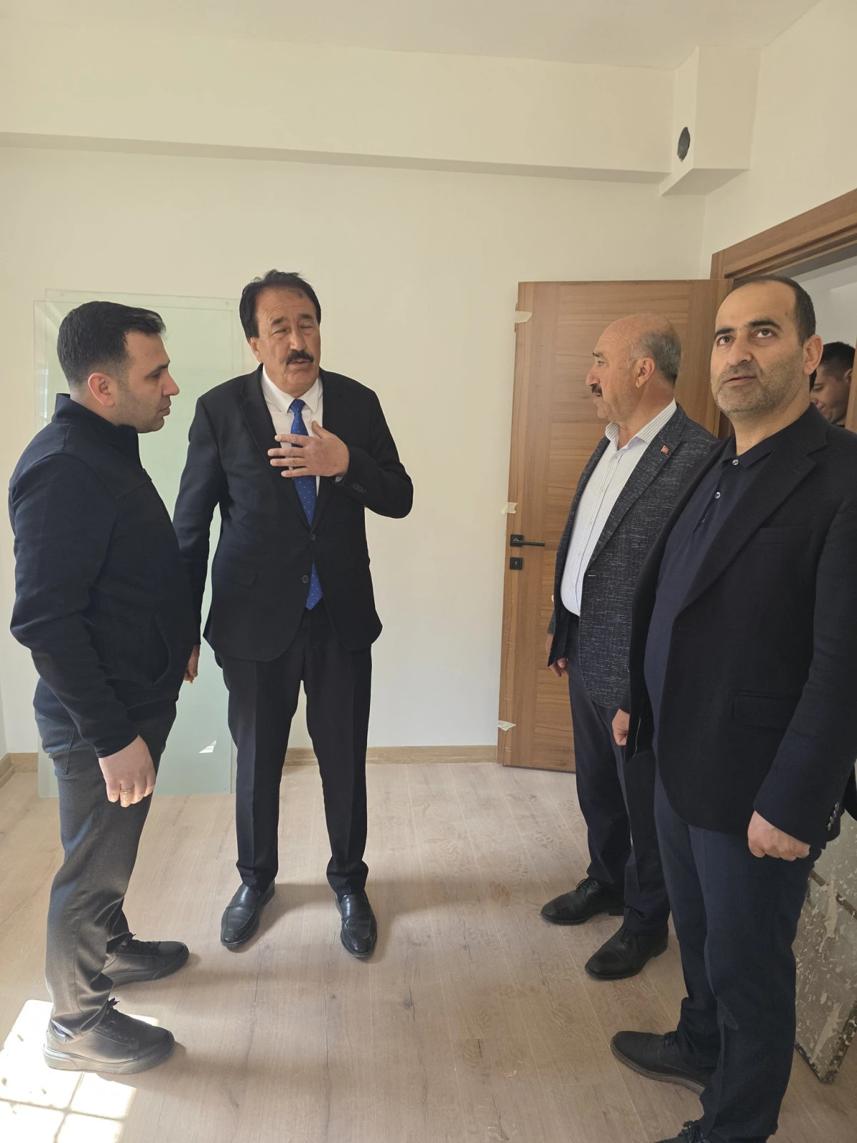 Harmanlı&rsquo;da Kalıcı Konutlar ve Cami İnşaatı Yerinde İncelendi