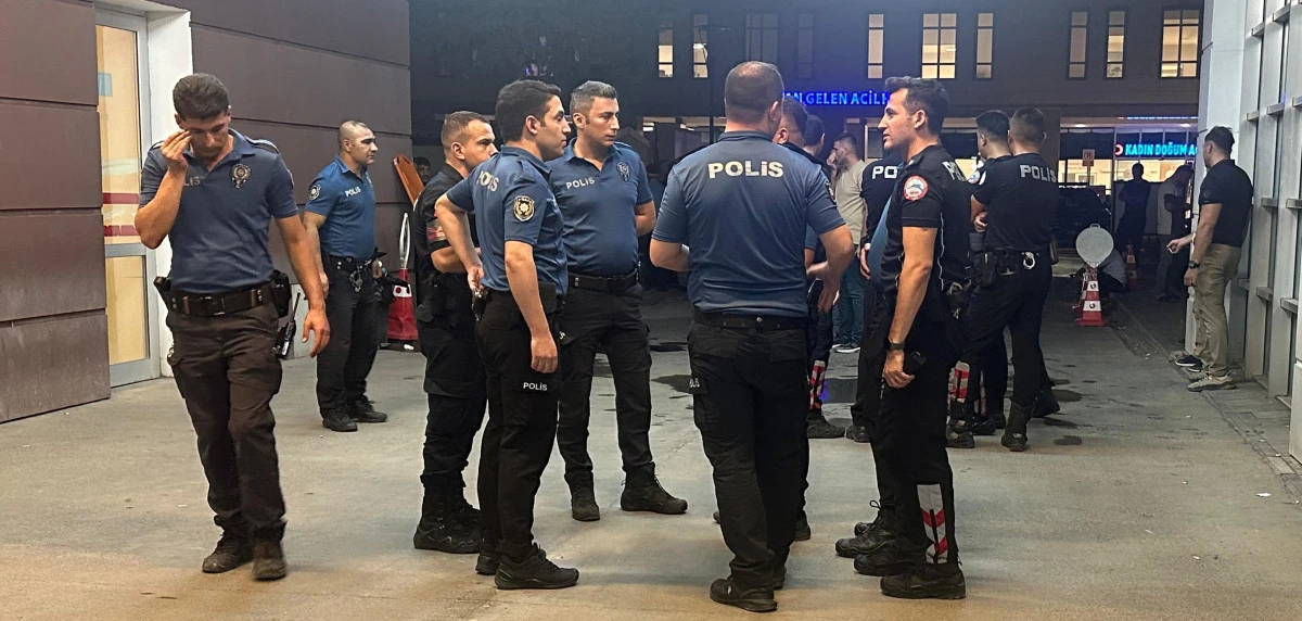 Hastanede Bahçesinde Bıçaklı Kavga: 1’i Ağır 2 Yaralı   
