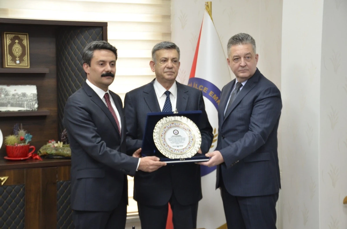 Hayırsever iş insanı Ali Erdemoğlu, Besni İl&ccedil;e Emniyet M&uuml;d&uuml;rl&uuml;ğ&uuml;&rsquo;ne 5 yeni ara&ccedil; bağışladı