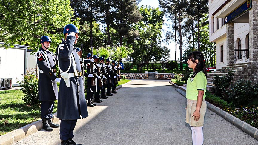 İl Jandarma Komutanı küçük Ada'yı tören mangası karşıladı