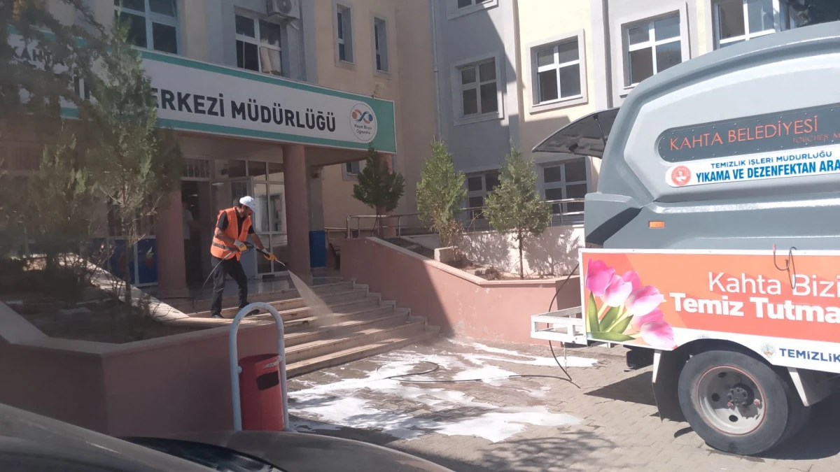 Kâhta Belediyesi'nden Okullarda Temizlik ve Dezenfekte Çalışması