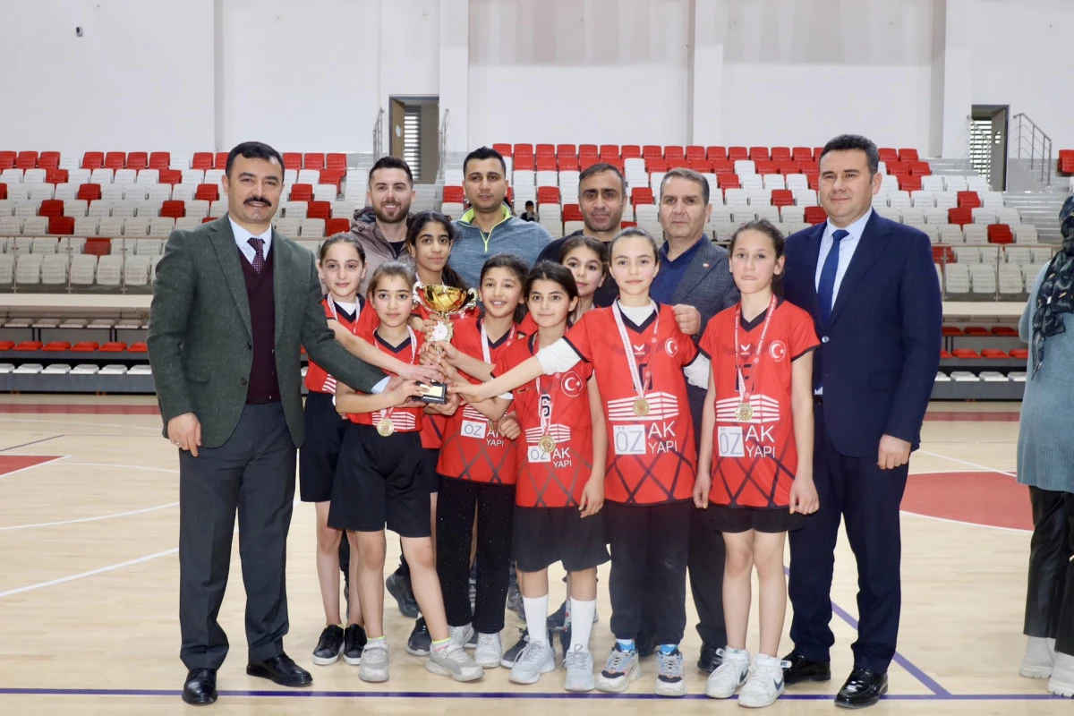 Kahta Hacı Bey Ortaokulu, K&uuml;&ccedil;&uuml;k Kızlar Basketbol İl Birinciliği Şampiyonu Oldu