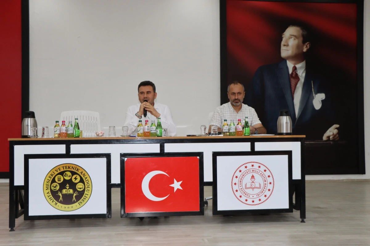 Kahta İl&ccedil;e Mill&icirc; Eğitim M&uuml;d&uuml;rl&uuml;ğ&uuml; Tarafından Yıl Sonu Okul M&uuml;d&uuml;rleri Toplantısı D&uuml;zenlendi
