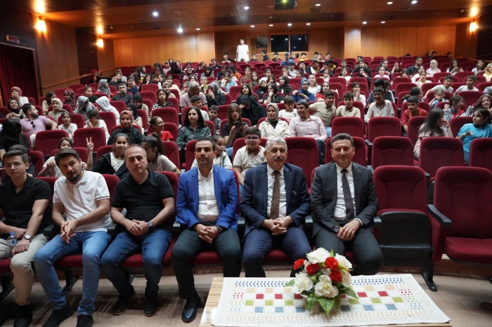 Kahta Kaymakamlığı ve İlçe Milli Eğitim Müdürlüğü iş birliğiyle düzenlenen İngilizce Dil Festivali kapsamında gerçekleştirilen İngilizce Şarkı Yarışmasında Öğrencilerin sahne performansları izleyicilerden tam not aldı.