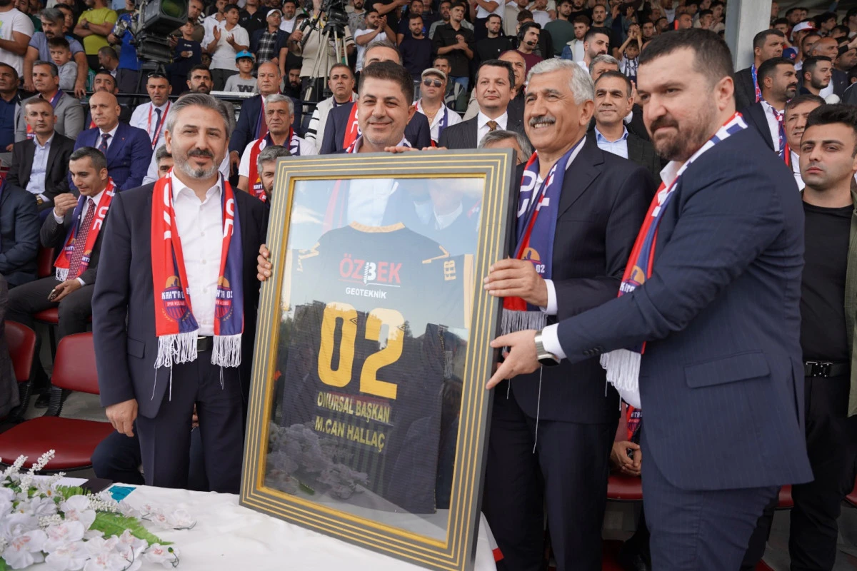 Kahta02 Spor Kulübü’nden Başkan Hallaç’a “Onursal Başkanlık” Unvanı