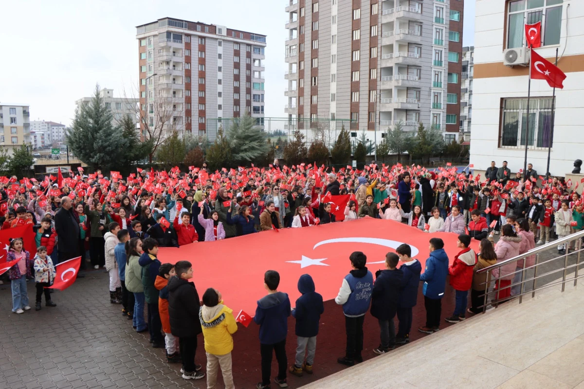 Kahta&rsquo;da 2025-2026 Eğitim &Ouml;ğretim Yılı ikinci d&ouml;nemi, &ldquo;İlk Ders: Bayrak&rdquo; temasıyla d&uuml;zenlenen anlamlı bir t&ouml;renle başladı.
